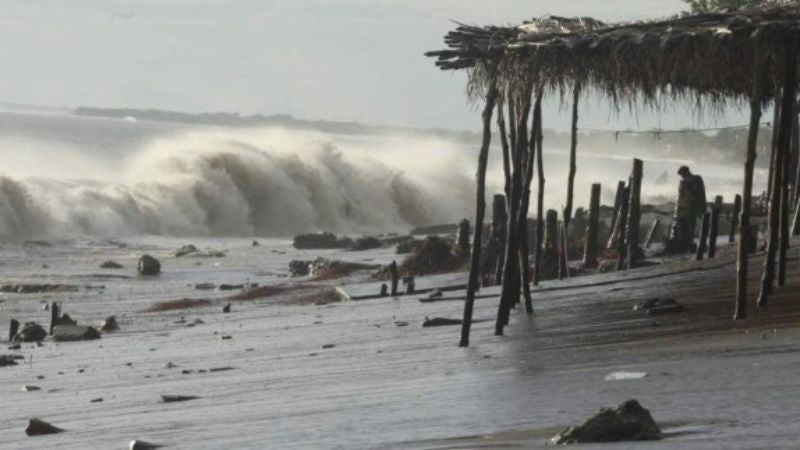 pescador sur fuerte marejada