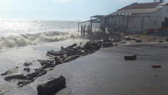 pescador sur fuerte marejada