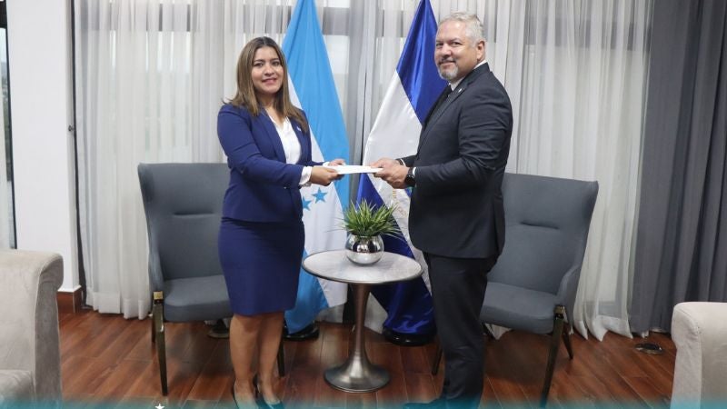 Embajadas de México y Nicaragua entregan copias de estilo a Honduras