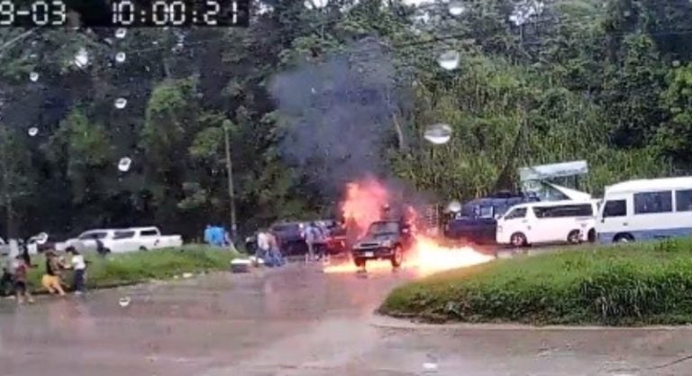 Vehículo toma fuego