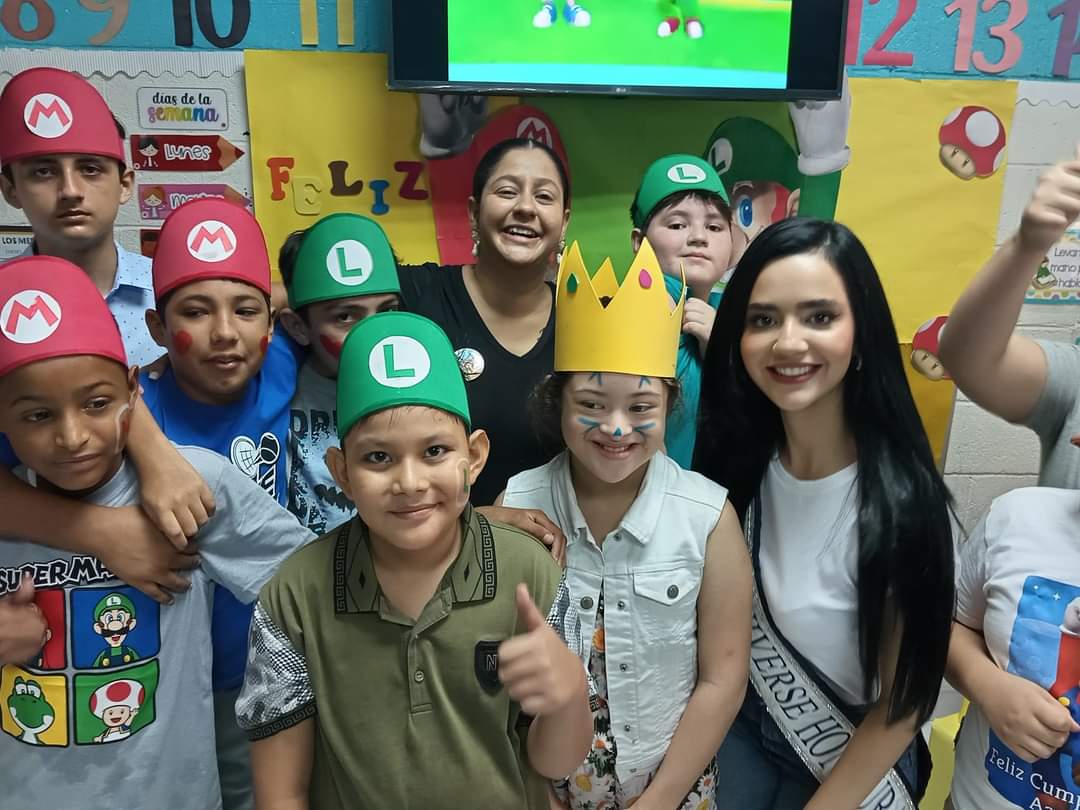 Miss Honduras visita niños discapacitados