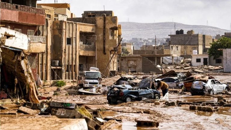 Más de 2,000 muertos y 10,000 desaparecidos por inundaciones en Libia