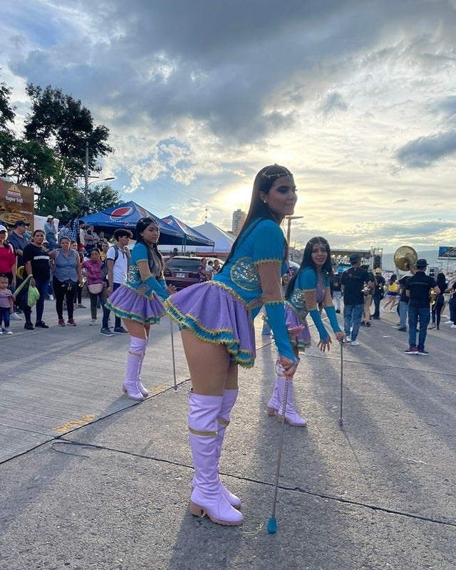 Al ritmo de palillonas y bandas marciales celebran los 445 años de Tegucigalpa
