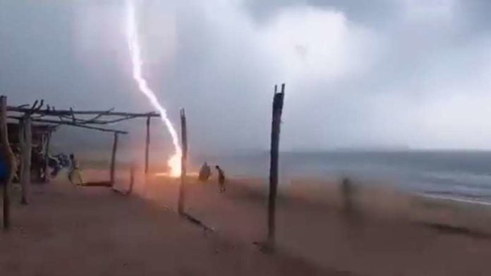 Rayo mata a dos personas en playa