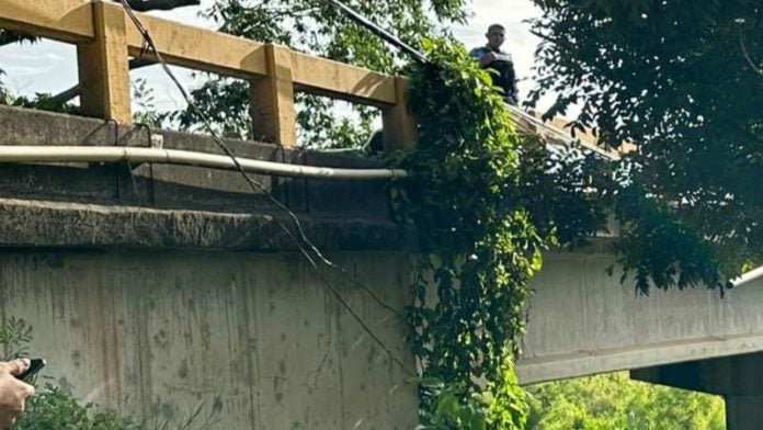 Hombre colgado puente La Ceiba