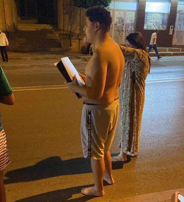 La imagen del joven salvando su videojuego.