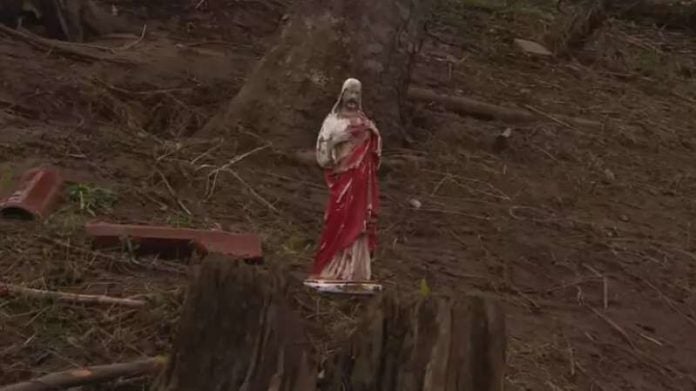 Estatua de Jesús en escombros