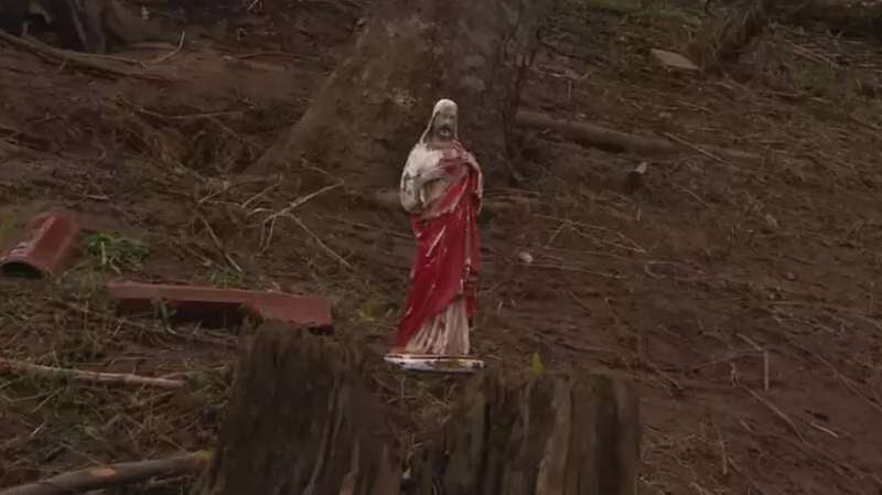 Estatua de Jesús en escombros