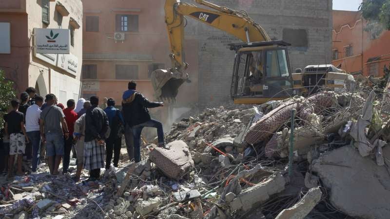 Rescatan bebé de escombros en Marruecos