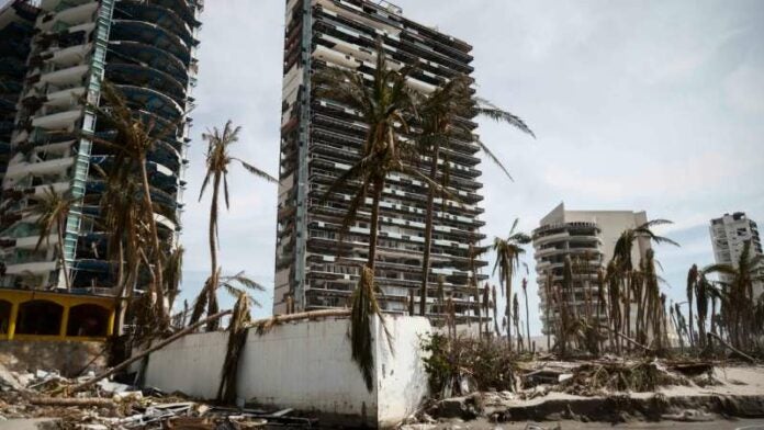 Rescatan turistas en Acapulco