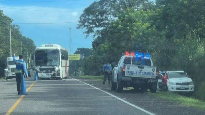 Accidente entre autobús y pick-up