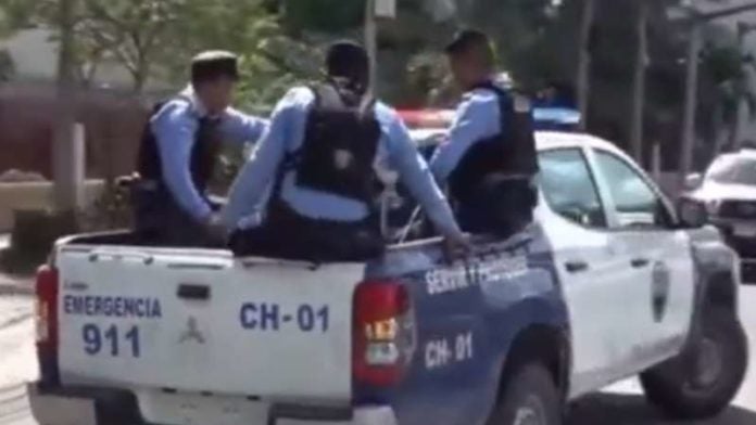 Joven detenido salta de patrulla