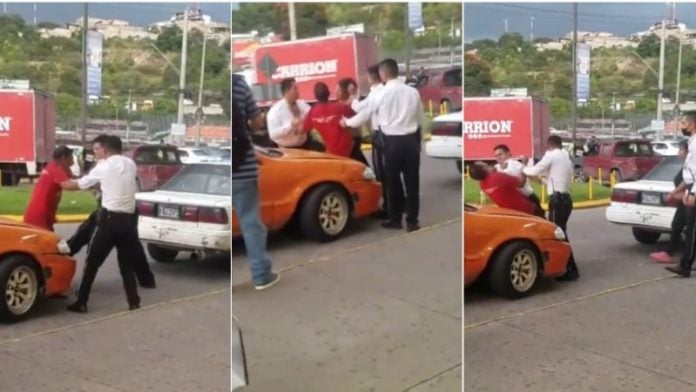 taxista se enfrenta con guardias