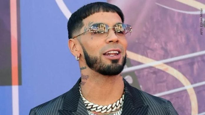 romántico gesto de Anuel