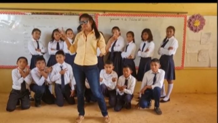 Maestra hondureña motiva a sus alumnos en tiktok previo al temido examen del Himno