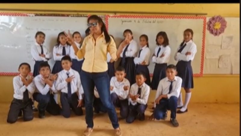 Maestra hondureña motiva a sus alumnos en tiktok previo al temido examen del Himno