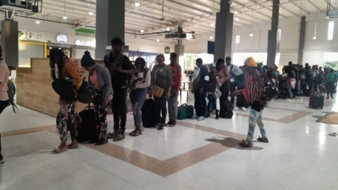 Migrantes en terminal de choluteca