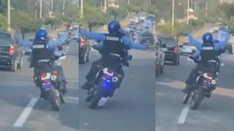 policías balando en moto