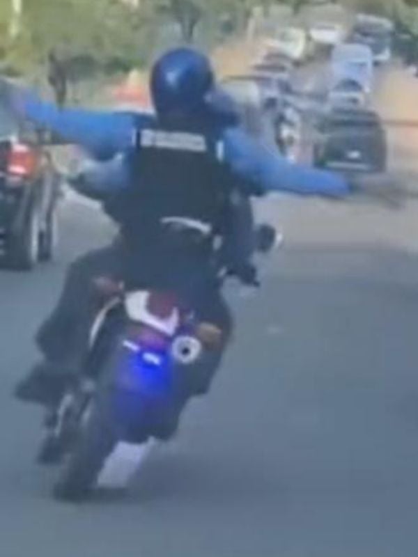 policías balando en moto