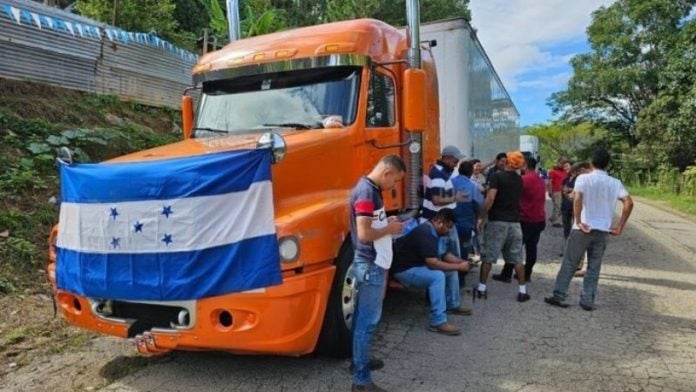 transportistas en las manos