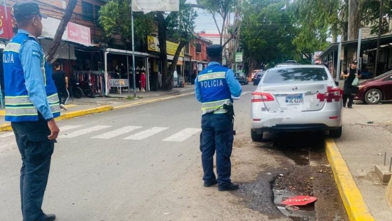 Sancionan a conductores mal estacionados en el colonia Kennedy