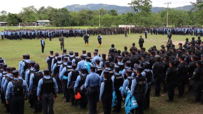 Policía Nacional ejecuta desalojo en las fincas Manga Sierra y los Olingos