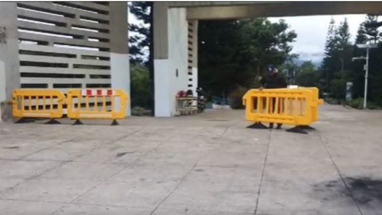 Guardias de seguridad se mantienen en las entradas de la máxima casa de estudios.