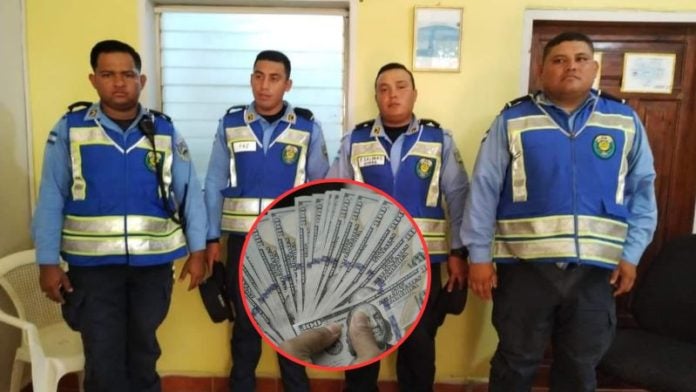 Policías exigían dinero conductor