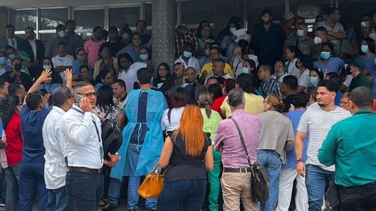 Personal del Hospital Escuela protesta contra supuesta “liquidación