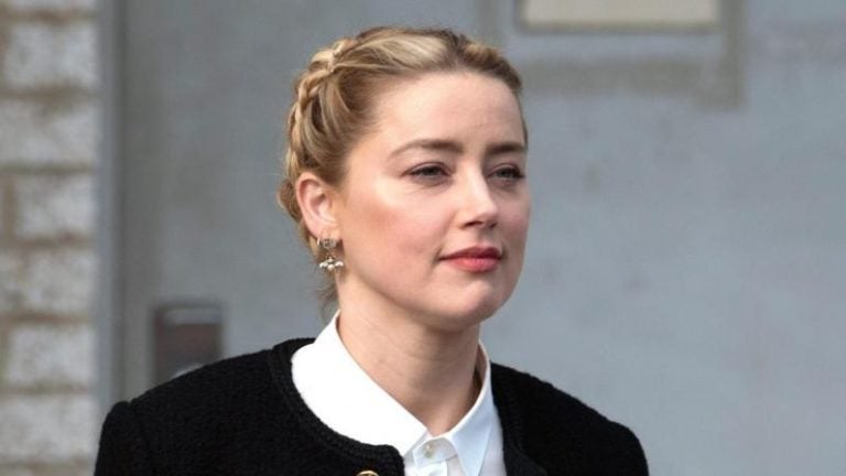 Amber Heard en muletas