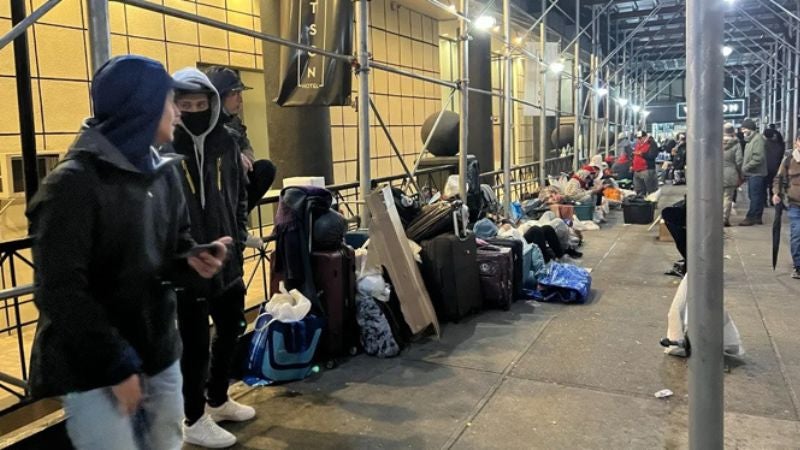 Nueva York ofrece vuelos gratis a los inmigrantes que quieran irse de la ciudad