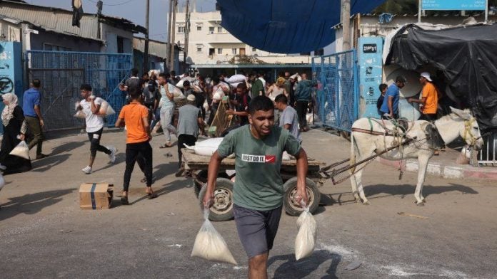 Miles de personas saquean en Gaza los centros de ayuda de la ONU