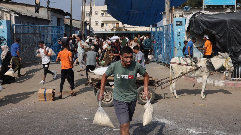 Miles de personas saquean en Gaza los centros de ayuda de la ONU