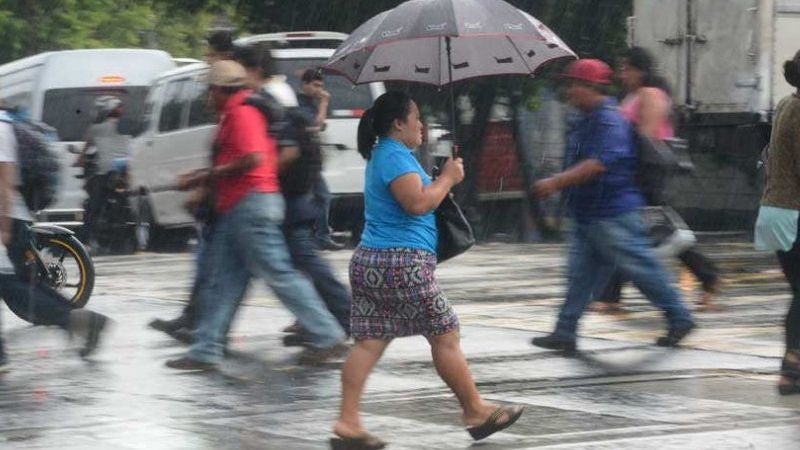 El Salvador emite alertas de riesgo y de vigilancia por depresión tropical 19-E