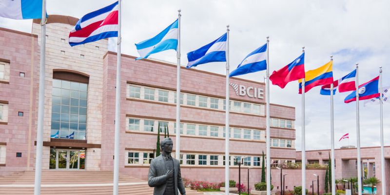 Escogen terna de aspirantes para evaluar candidatos a la presidencia del BCIE