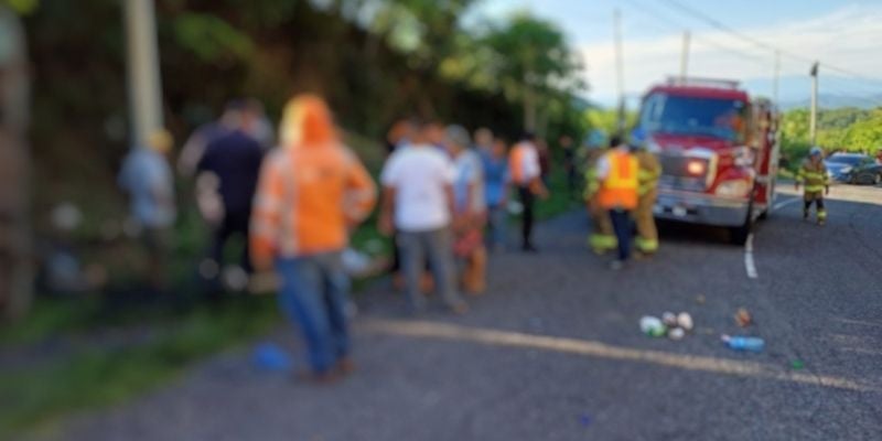 Nueve muertos tras volcamiento de autobús en El Salvador