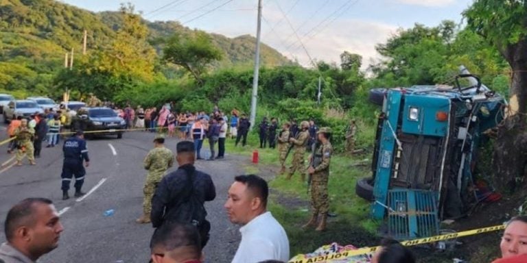 Nueve muertos tras volcamiento de autobús en El Salvador