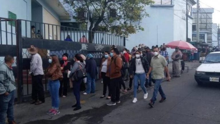 En la calle duermen derechohabientes del IHSS, esperando por una cita médica