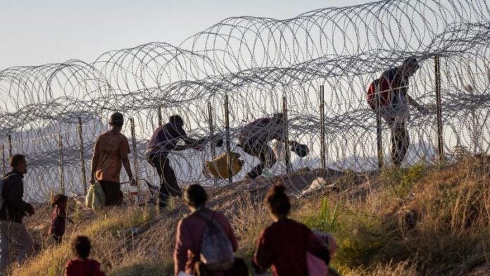 Biden ordena reforzar el muro fronterizo en Texas