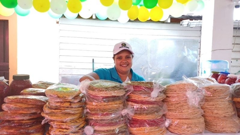Luz Ortega la hondureña que fusiona colores y sabores en sus tortillas