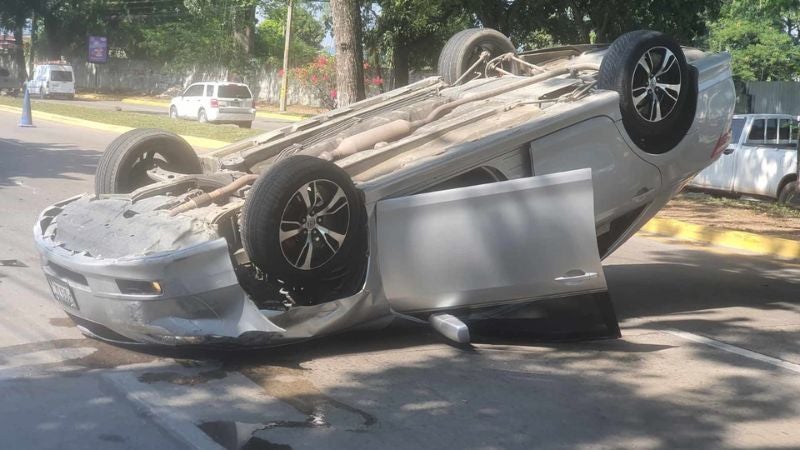 Captan momento de volcamiento de vehículo en accidente en San Pedro Sula
