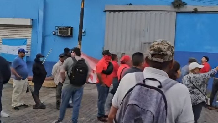 se enfrentan colectivos de Libre SANAA