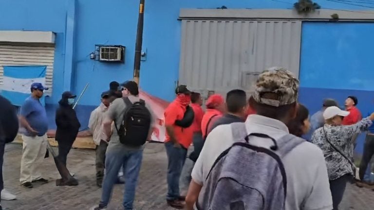 se enfrentan colectivos de Libre SANAA