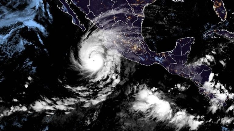 Huracán Norma se fortalece a categoría 4 en el Pacífico