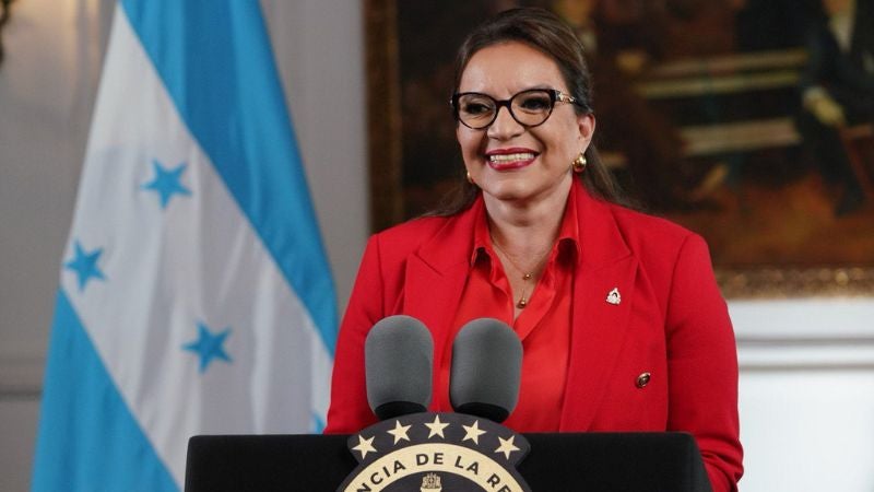 Xiomara Castro cae aprobación