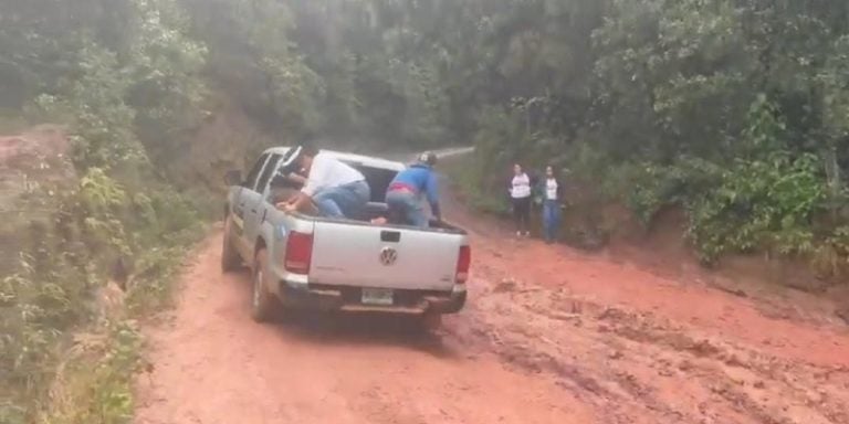 Alrededor de 150 personas están incomunicadas por el estado de las carreteras.