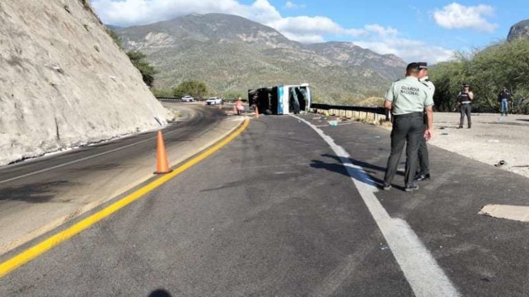 Volcadura autobús con migrantes Oaxaca