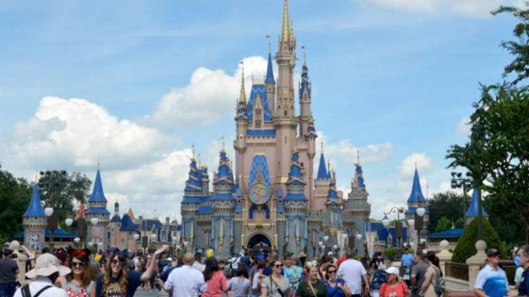 Mujer demanda a Disney por lesionarse