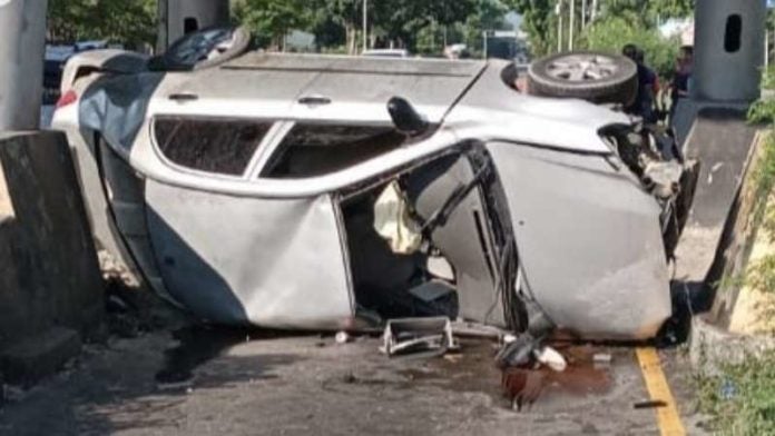 Auto choca con peaje