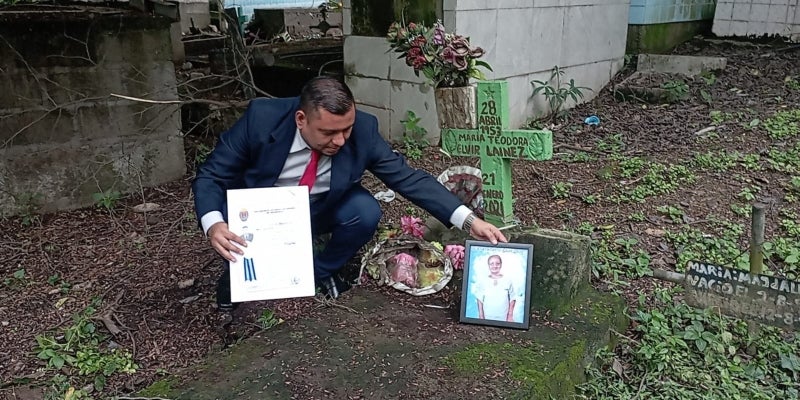 hondureño visita tumba de su madre